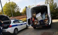 Abbandonano rifiuti abusivi, multati e costretti a ripulire