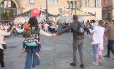 Piazza Garibaldi si riempie con la Festa del dono - Video