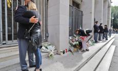 Poliziotti uccisi, l'assassino non risponde. Polemica sulle fondine