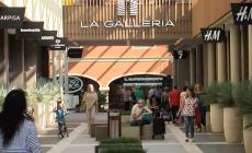 Molesta una donna al centro commerciale, arrestato 