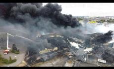 Nuovo impressionante incendio in Francia, fumo nero nella banlieue di Lione