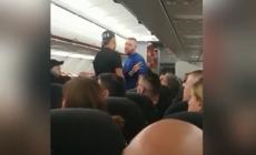 Mega rissa in volo, aereo costretto all'atterraggio di emergenza -  Video 