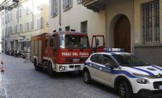 Via Cairoli, distacco di intonaco da un palazzo - Foto