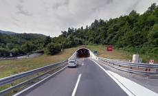 Contromano in A15, maxi multa e revoca della patente