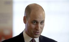 Il principe William si taglia i capelli a zero: la stampa infierisce