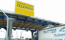 Ubriaco contro la sbarra del parcheggio. Ai Carabinieri: "Il Telepass non va"