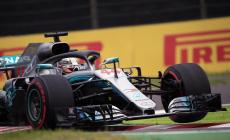 Libere, vola Hamilton. Polemica Ferrari