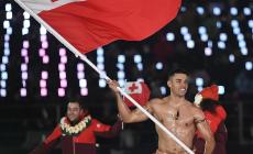 L'atleta delle Tonga a torso nudo? E' arrivato  quasi ultimo nel fondo