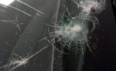Ancora lanci di oggetti contro le auto in corsa: danni a due vetture