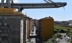 I tecnici: "Il moncone del ponte è pericolante". Toti: "Abbatterlo subito". Gdf nelle sedi di Autostrada