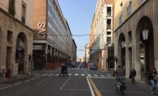 Via Mazzini ritorna il doppio senso (ma continua il cantiere)