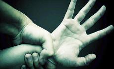 Violenza sessuale: giovane denuncia due amici a Piacenza