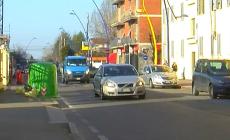 Via Savani, lite in strada con bottiglia: una denunciata - Video