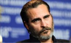 Brutto incidente per Joaquin Phoenix: vola contro un camion dei pompieri