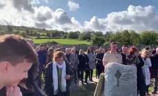Irlanda, la voce del defunto risuona dalla bara: il funerale diventa tragicomico - Video 