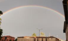 Tutti col naso all'insù a guardare l'arcobaleno - Le foto