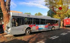 Roma, bus contro albero: salgono a 29 i feriti. Scontro tra auto e bus Atm a Milano