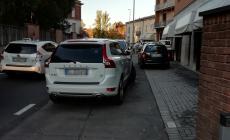Marciapiede impraticabile in via Langhirano