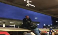 Ambientalisti in metro a Londra, i passeggeri li cacciano - Video