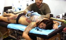Sono 7 milioni gli italiani con un tatuaggio. E molti non sanno i rischi che corrono