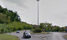 Riccò, auto esce di strada all'alba: due feriti