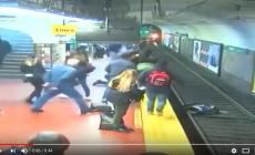 Sviene e spinge un donna mentre arriva il metrò: salva grazie ai pendolari - video
