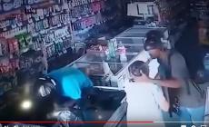 Anziana offre i suoi soldi al ladro. Lui rifiuta e la bacia in fronte - Video