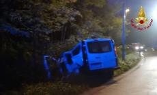 Scontro bus navetta-auto, 6 feriti lievi