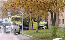 Ruba ambulanza e si lancia sui pedoni: due arresti. Legami con l'estrema destra