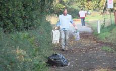 Volontari al lavoro per ripulire la riva est del torrente Parma - Video