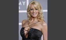 Relazione con Trump: la pornostar Stormy Daniels, come Monica Lewinsky, vuole fare il test del dna sul suo abito 