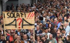 Crollo del ponte, i commercianti in piazza: "Riaprite le strade' 