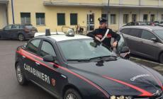 Si ferma con gli amici invece che rientrare ai domiciliari, arrestato