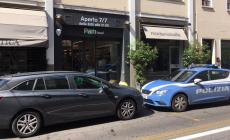 Via Garibaldi, in azione rapinatore armato (che poi abbraccia la vittima)