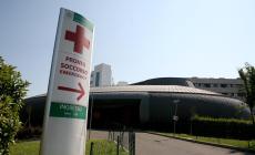 Cade dal tetto: 79enne si ferisce gravemente