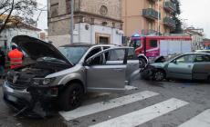 Scontro fra due auto in via Venezia