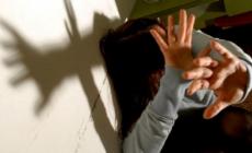 «Ti tolgo gli occhi, così non guardi gli altri»: patteggia il compagno aguzzino