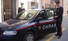 "Italiani infedeli": segrega moglie e figlia mentre si gioca tutto alle slot 