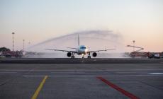 Linate, atterra il primo volo dopo i lavori. Il saluto con gli idranti - Video 