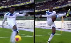 Cori a Balotelli, lui lancia la palla verso il pubblico e l'arbitro ferma il gioco per 3' - Video