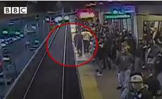 California, cade sui binari della metro mentre arriva il treno: passeggero salvato a Oakland - Video 