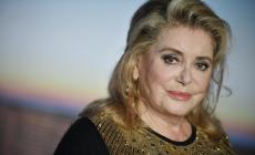 Dopo la grande paura, la speranza per Catherine Deneuve: "Nessun deficit motorio"
