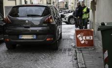 Olio rovesciato in via Saffi: cadute per ciclisti e pedoni - Foto 