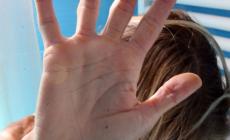 La stuprano dopo la discoteca mentre un loro amico filma tutto