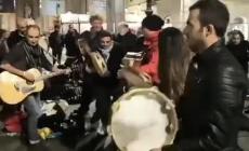 Si balla: piazza Garibaldi 'morsa' dalla taranta - Video