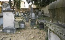 Profanate 80 lapidi in un cimitero ebraico in Danimarca