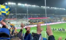 Il saluto  del Parma ai tifosi sotto la curva Nord - Video