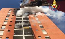 Incendio in un condominio di 14 piani,   un  13enne in fin di vita