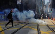  Hong Kong: la polizia spara e ferisce due manifestanti. Gravissimo un 21enne