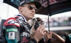 Quartararo domina le libere a Valencia, doppia caduta per Rossi